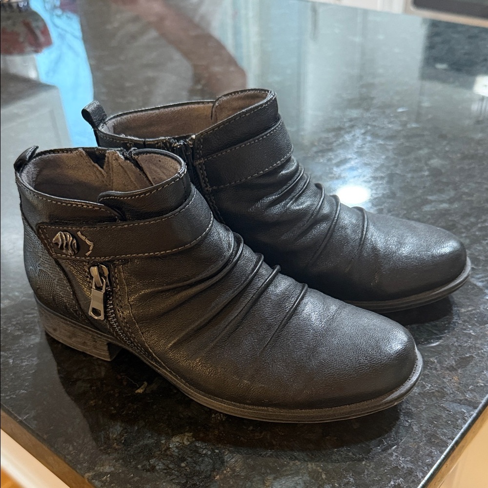 Earth Black Ankle Boots